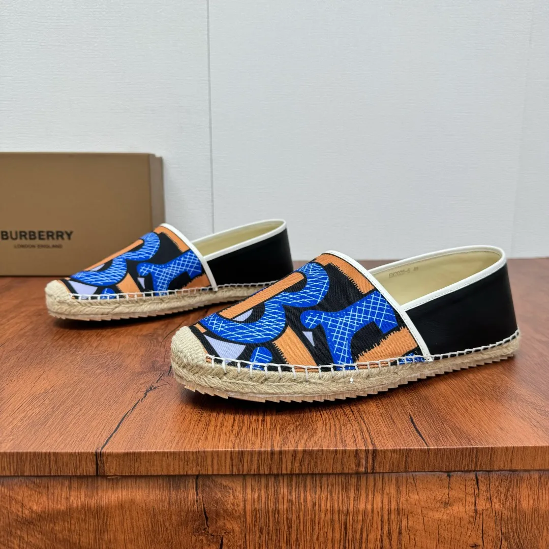 Batch 600 Burberry/Burberry new summer men's embroidered straw fisherman shoes, cool slip-on straw shoes! Encounter British fashion with Burberry espadrilles, a perfect blend of classic and fashionable. The unique printing on the upper is a manifestation of the brand's style. Every color and every pattern tells the story of England. Straw soles bring a natural texture, comfortable and chic. Whether you are strolling in the city streets or heading to the beach for vacation, it can add elegance and charm to you, easily become the center of attention, and start your own fashion journey. Classic knitted canvas upper, with thin calfskin lining suitable for summer, straw lining, genuine leather patch at the bottom of the heel, hemming technology, and Mark stitching details! Anti-slip rubber bottom layer, integrated injection molding of large LOGO letters and badges, multiple colors and styles to choose from, complete package! Size: 39-40-41-42-43-44 Normal size Item number: 2025-5 Printing black and blue